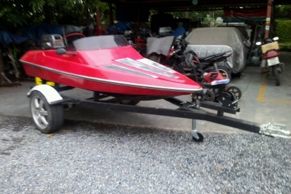 เรือไฟเบอร์ ทรงสปอร์ต พร้อมเครื่อง SUZUKI 20 แรง + เทเลอร์ ราคา 95,000
