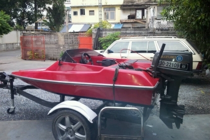 เรือไฟเบอร์ ทรงสปอร์ต พร้อมเครื่อง SUZUKI 20 แรง + เทเลอร์ ราคา 95,000