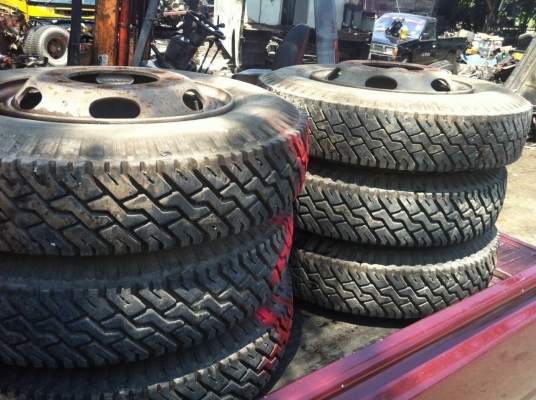 ขายยางหล่อดอก สภาพ90\% 9.00-20 พร้อมกระทะ 8 เส้น