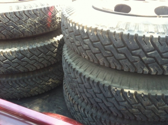 ขายยางหล่อดอก สภาพ90\% 9.00-20 พร้อมกระทะ 8 เส้น