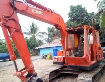 KOBELCO SK03 - PC 60 รถบอดี้สวยสภาพดีมากพร้อมทำงานได้เลยครับ เครื่องเดิมปั๊มเดิมแห้งดีแรงดีทำงานได้เร็ว ภายในเก๋งสะอาดไม่เลอะ คอนโทรลง่ายขับง่ายคล่องดี ภายนอกบูมอาร์มมีปะบ้างเล็กน้อยครับพร้อมทำงานได้ปกติดี ซีลกระบอกมีแตกบ้าง ช่วงล่างเอวแน่น เฟลมสวยไม่ผุ ส