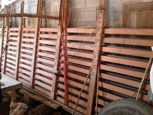 ขายแผงข้างไม้สภาพดี ยาว5เมตร พร้อมเหล็กฉาก ราคา 13500