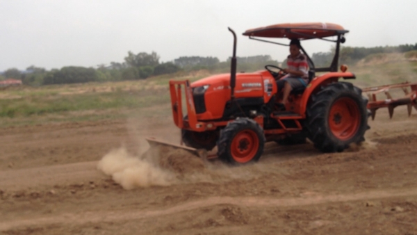 ขายรถด่วนรถไถนาคูโบต้า -L4708 (4WD) 2 เพลา มีภาพวีดีโอ พร้อมอุปกรณ์ 3 รายการ ผานดันหน้า ผานหลัง โรตา