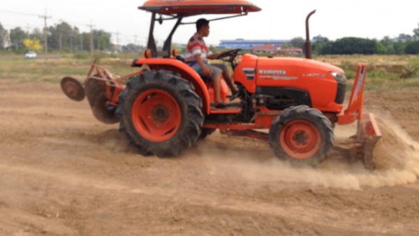 ขายรถด่วนรถไถนาคูโบต้า -L4708 (4WD) 2 เพลา มีภาพวีดีโอ พร้อมอุปกรณ์ 3 รายการ ผานดันหน้า ผานหลัง โรตา