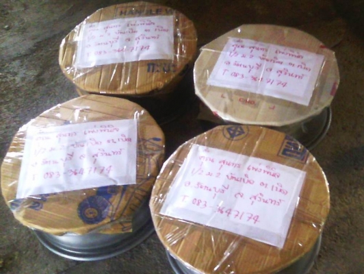 ขายแม็ก หลายชุด  สีสวย เป็นสีเดียวกับแม็กรถรุ่นใหม่