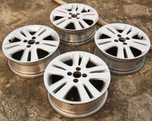 ขายแม็ก หลายชุด  สีสวย เป็นสีเดียวกับแม็กรถรุ่นใหม่