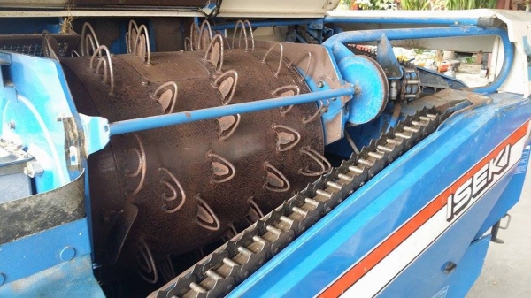 รถเกี่ยวข้าวพร้อมนวดข้าวในตัว แบบนั่งขับ เก่าญี่ปุ่น  ISEKI  Frontier 170 เครื่องยนต์ติดง่ายพร้อมใช้งาน ไม่เคยใช้งานในไทย