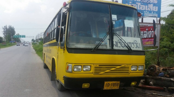 ขายรถบัส isuzu ขายแยก เครื่องพร้อมเกียร์ PE230 แรง ราคา 80000 ช่วงล่าง ZM 30000 คันชี ISUZU 210 140000 ราคาทั้งคัน 260000