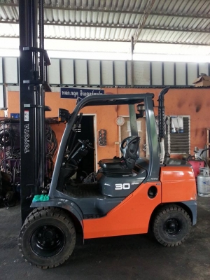 ฟอล์คลิฟต์ 3 ตัน  TOYOTA 8FD30 รถเก่าญี่ปุ่น รถปี 2009-09