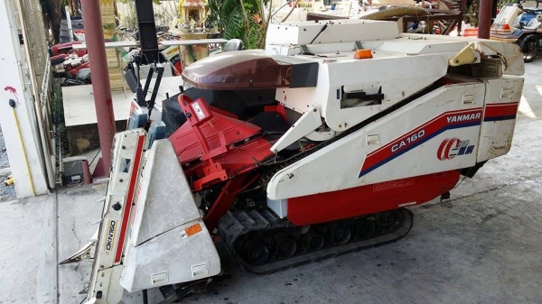 รถเกี่ยวข้าวพร้อมนวดข้าวในตัว แบบนั่งขับ เก่าญี่ปุ่น  YANMAR  CA160 ขนาด 16 แรง มีตัวอุ้มเกี่ยวข้าวล้ม  สภาพดี เครื่องยนต์ติดง่ายพร้อมใช้งาน