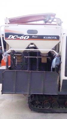 KUBOTA DC 60 Plus ปี 54 รถเกี่ยวข้าว + หางพ่วงลากรถเกี่ยว เครื่องแน่นแรงดีไม่มีเยิ้มครับ ทำงาน 1,554 ชม. สภาพดีสวยพร้อมทำงานได้เลยครับ ภายนอกตัวรถบอดี้สวยเดิมๆดีถังอุ้มข้าวได้ 200 กก. มีช่องระบาย 2 ช่องกระสอบสดวกคล่องตัวดีสุดๆทำงานได้เร็วดีประมาณเฉลี่ยวัน