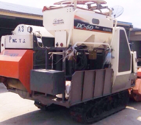 KUBOTA DC 60 Plus ปี 54 รถเกี่ยวข้าว + หางพ่วงลากรถเกี่ยว เครื่องแน่นแรงดีไม่มีเยิ้มครับ ทำงาน 1,554 ชม. สภาพดีสวยพร้อมทำงานได้เลยครับ ภายนอกตัวรถบอดี้สวยเดิมๆดีถังอุ้มข้าวได้ 200 กก. มีช่องระบาย 2 ช่องกระสอบสดวกคล่องตัวดีสุดๆทำงานได้เร็วดีประมาณเฉลี่ยวัน