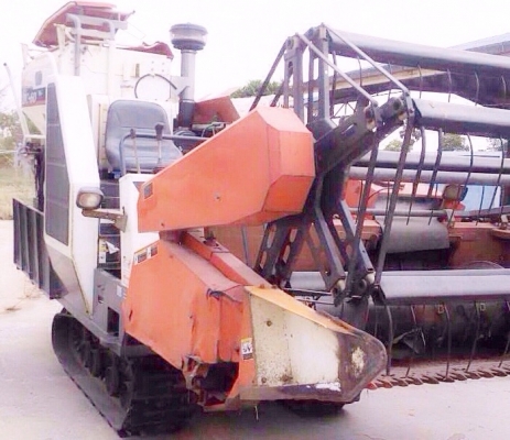 KUBOTA DC 60 Plus ปี 54 รถเกี่ยวข้าว + หางพ่วงลากรถเกี่ยว เครื่องแน่นแรงดีไม่มีเยิ้มครับ ทำงาน 1,554 ชม. สภาพดีสวยพร้อมทำงานได้เลยครับ ภายนอกตัวรถบอดี้สวยเดิมๆดีถังอุ้มข้าวได้ 200 กก. มีช่องระบาย 2 ช่องกระสอบสดวกคล่องตัวดีสุดๆทำงานได้เร็วดีประมาณเฉลี่ยวัน