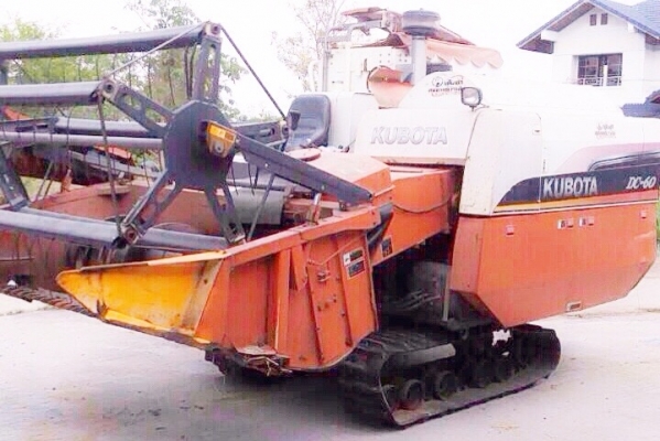 KUBOTA DC 60 Plus ปี 54 รถเกี่ยวข้าว + หางพ่วงลากรถเกี่ยว เครื่องแน่นแรงดีไม่มีเยิ้มครับ ทำงาน 1,554 ชม. สภาพดีสวยพร้อมทำงานได้เลยครับ ภายนอกตัวรถบอดี้สวยเดิมๆดีถังอุ้มข้าวได้ 200 กก. มีช่องระบาย 2 ช่องกระสอบสดวกคล่องตัวดีสุดๆทำงานได้เร็วดีประมาณเฉลี่ยวัน