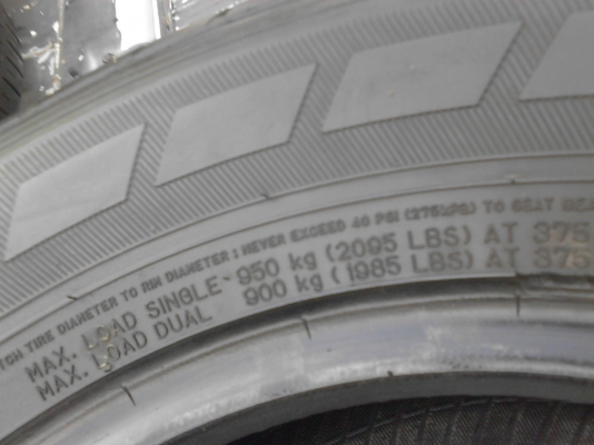 215/70R15 DUNLOP SP LT36 และ MICHELIN AGILIS มี 2 เส้น TEL.081-427-3941 215/70R15 DUNLOP SP LT36 และ MICHELIN AGILIS มี 2 เส้น TEL.081-427-3941