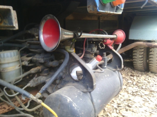 รถอีซูซุ  10  ล้อดั้ม  175  แรงม้า.  ปี 37  สนใจติดต่อ 081 - 6079515