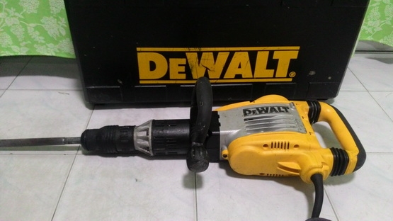 เครื่องสกัดคอนกรีตไฟฟ้า ดีวอล  รุ่น 25901 รุ่นใหญ่ครับ สภาพดีๆ พร้อมใช้งานครับ