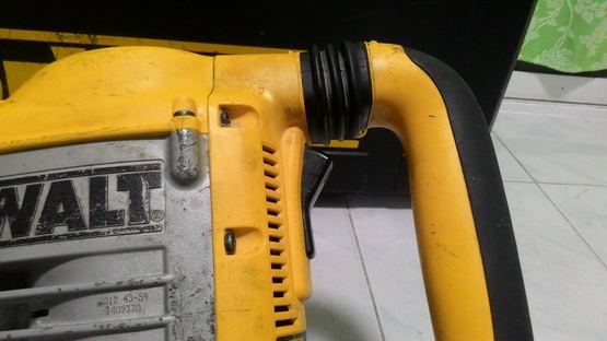 เครื่องสกัดคอนกรีตไฟฟ้า ดีวอล  รุ่น 25901 รุ่นใหญ่ครับ สภาพดีๆ พร้อมใช้งานครับ