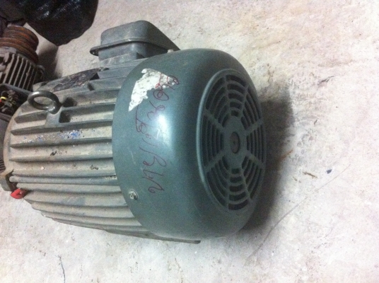 มอเตอร์ TECO ขนาด10 แรงม้า 3 เฟส 380 V. โครงสร้างเป็นเหล็กหล่อขึ้นรูปแข็งแรงพร้อมครีบระบายความร้อนสภาพดีพร้อมใข้งาน