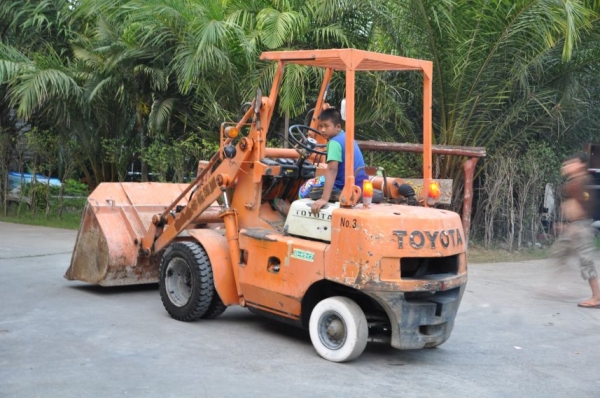 ขายรถตัก TOYOTA SDดีเซล สวยเดิมจากญี่ปุ่น ยังไม่เคยใช้ในไทย 179,000เท่านั้น!!