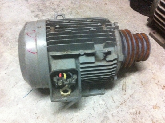 มอเตอร์ HITACHI ขนาด 5 แรงม้า จากญี่ปุ่น โครงสร้างเหล็กขึ้นรูปพร้อมครีบระบายความร้อน มีพลูเลย์ให้พร้อมใข้งานแบบสองขนาด