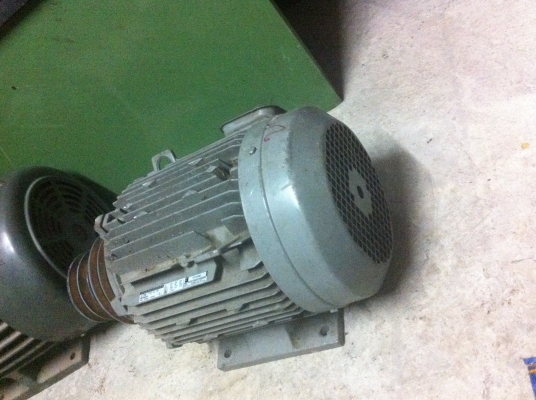 มอเตอร์ HITACHI ขนาด 5 แรงม้า จากญี่ปุ่น โครงสร้างเหล็กขึ้นรูปพร้อมครีบระบายความร้อน มีพลูเลย์ให้พร้อมใข้งานแบบสองขนาด