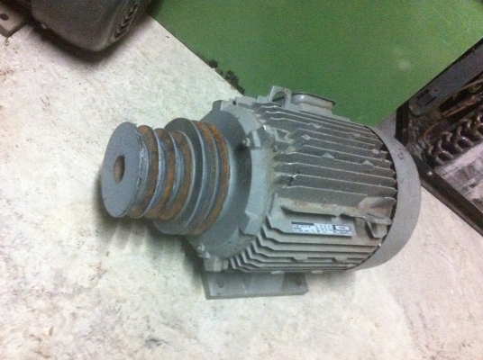 มอเตอร์ HITACHI ขนาด 5 แรงม้า จากญี่ปุ่น โครงสร้างเหล็กขึ้นรูปพร้อมครีบระบายความร้อน มีพลูเลย์ให้พร้อมใข้งานแบบสองขนาด