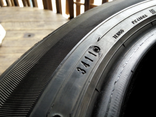 ยาง Dunlop 175 60 R15 ปี 11  สองเส้น 600 บาท