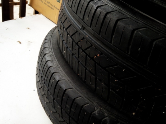 ยาง Dunlop 175 60 R15 ปี 11  สองเส้น 600 บาท