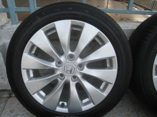 ขายล้อแม็กป้ายแดง Honda accord g9 17"ยางปี14 สนใจติดต่อเล็กคลองสามครับ 081-3747940