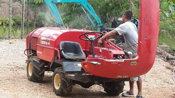 ขายด่วน รถพ่นยา แบบนั่งขับ ขนาด 500 ลิตร