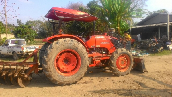 ขายรถไถ KUBOTA M 7040 สภาพดีเดิมๆพร้อมใช้งาน อุปกรณ์ครบ 3 ชิ้นมีพร้อมดันหน้า ผานพรวนและ โรตารี่