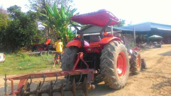 ขายรถไถ KUBOTA M 7040 สภาพดีเดิมๆพร้อมใช้งาน อุปกรณ์ครบ 3 ชิ้นมีพร้อมดันหน้า ผานพรวนและ โรตารี่