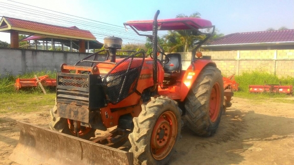 ขายรถไถ KUBOTA M 7040 สภาพดีเดิมๆพร้อมใช้งาน อุปกรณ์ครบ 3 ชิ้นมีพร้อมดันหน้า ผานพรวนและ โรตารี่