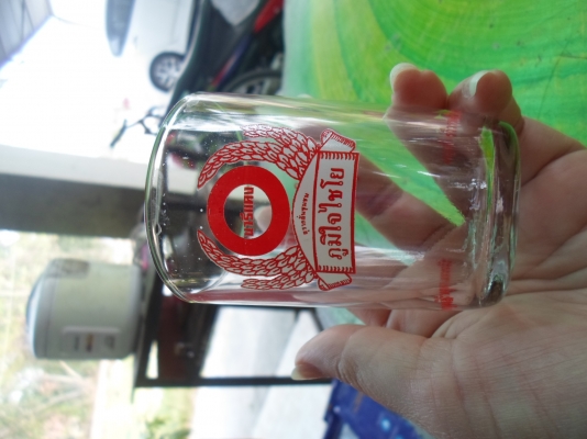 แก้วลายดอกไม้ เก่า ๆ ตรามงกุฏ ชัดเจน ใบละ 70