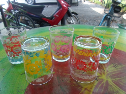 แก้วลายดอกไม้ เก่า ๆ ตรามงกุฏ ชัดเจน ใบละ 70