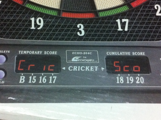 กระดานปาเป้าอิเลคทรอนิกส์ มีตัวเลขบอกคะแนนที่ได้ และเสียงใข้พลังงานจากถ่านหรือเสียบหม้อแปลงได้