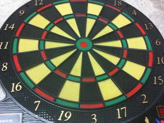 กระดานปาเป้าอิเลคทรอนิกส์ มีตัวเลขบอกคะแนนที่ได้ และเสียงใข้พลังงานจากถ่านหรือเสียบหม้อแปลงได้