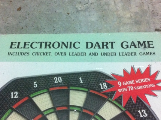 กระดานปาเป้าอิเลคทรอนิกส์ มีตัวเลขบอกคะแนนที่ได้ และเสียงใข้พลังงานจากถ่านหรือเสียบหม้อแปลงได้