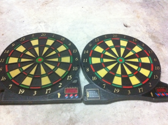 กระดานปาเป้าอิเลคทรอนิกส์ มีตัวเลขบอกคะแนนที่ได้ และเสียงใข้พลังงานจากถ่านหรือเสียบหม้อแปลงได้