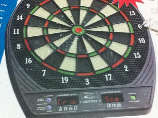 กระดานปาเป้าอิเลคทรอนิกส์ มีตัวเลขบอกคะแนนที่ได้ และเสียงใข้พลังงานจากถ่านหรือเสียบหม้อแปลงได้