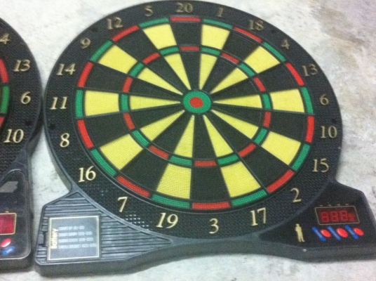 กระดานปาเป้าอิเลคทรอนิกส์ มีตัวเลขบอกคะแนนที่ได้ และเสียงใข้พลังงานจากถ่านหรือเสียบหม้อแปลงได้