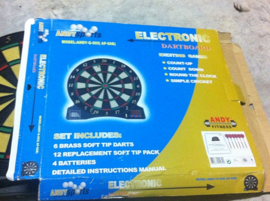 กระดานปาเป้าอิเลคทรอนิกส์ มีตัวเลขบอกคะแนนที่ได้ และเสียงใข้พลังงานจากถ่านหรือเสียบหม้อแปลงได้