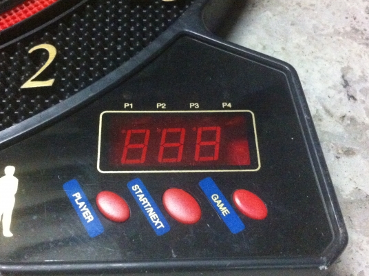 กระดานปาเป้าอิเลคทรอนิกส์ มีตัวเลขบอกคะแนนที่ได้ และเสียงใข้พลังงานจากถ่านหรือเสียบหม้อแปลงได้