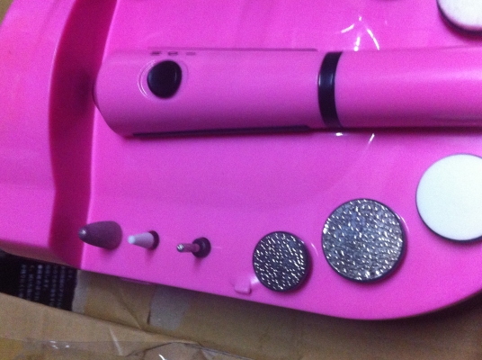 ขุดเครื่องมือแต่งเล็บไร้สายพร้อมหัวเปลี่ยนแบบต่างๆ ใข้ถ่านก้อนเล็กแค่สองก้อน