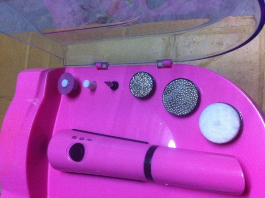 ขุดเครื่องมือแต่งเล็บไร้สายพร้อมหัวเปลี่ยนแบบต่างๆ ใข้ถ่านก้อนเล็กแค่สองก้อน