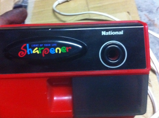 กบเหลาดินสอไฟฟ้า National สีแดงแค่เสียบดินสอเครื่องจะเหลาดินสอเอง