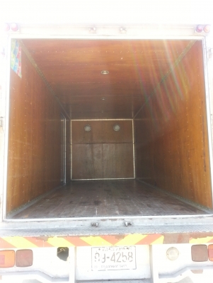 รถอีซูซุ 6 ล้อ ตู้ 3 บาน