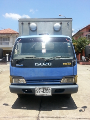 รถอีซูซุ 6 ล้อ ตู้ 3 บาน