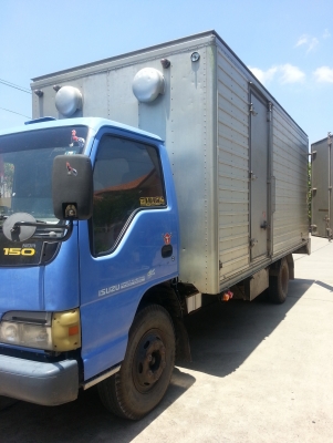 รถอีซูซุ 6 ล้อ ตู้ 3 บาน